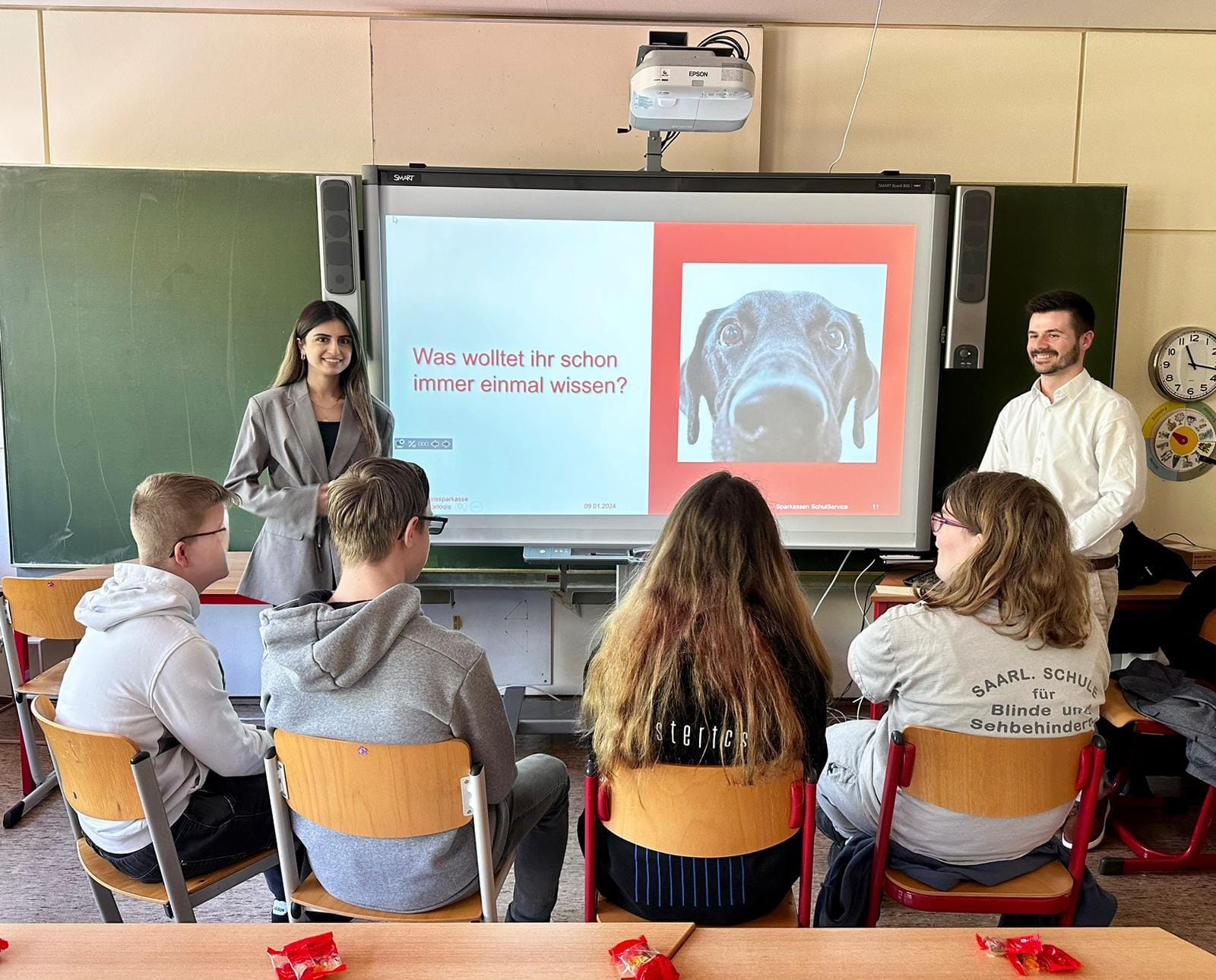 Gruppenfoto%20Sparkassen-SchulService%20Experten%20und%20Sch%C3%BCler Gruppenfoto%20Sparkassen-SchulService%20Experten%20und%20Sch%C3%BCler